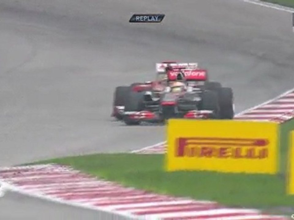 F12011 Sepang (Malaisie) / Course : Alonso touche Hamilton
