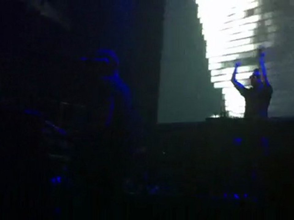 UNKLE live in Athens 9.4.11 - Burn my shadow