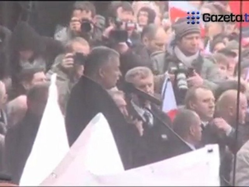10.04.2011 Kaczyński o tablicach pamiątkowych : Tam chyłkiem wymienili, tu chyłkiem zwiesili tablicę