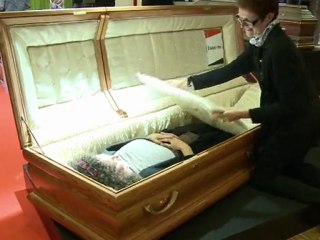 Arabic-Web-Le premier "Salon de la Mort!" a ouvert ses portes