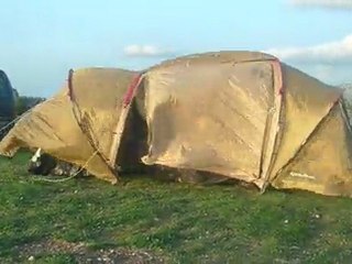 Tente dans le vent à Perillos