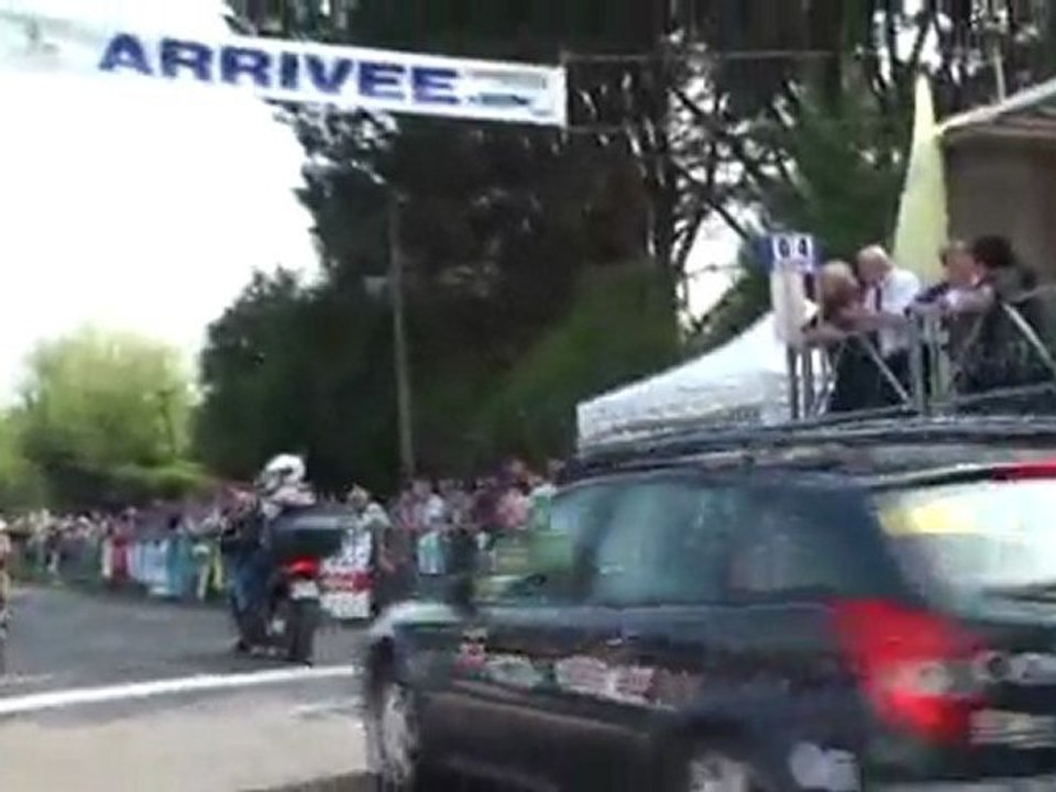 deux coureurs en échappé à 4 tour du final
