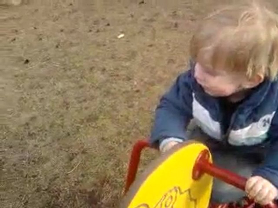 Charlie kör guidad tur på Karlstorpsskolan