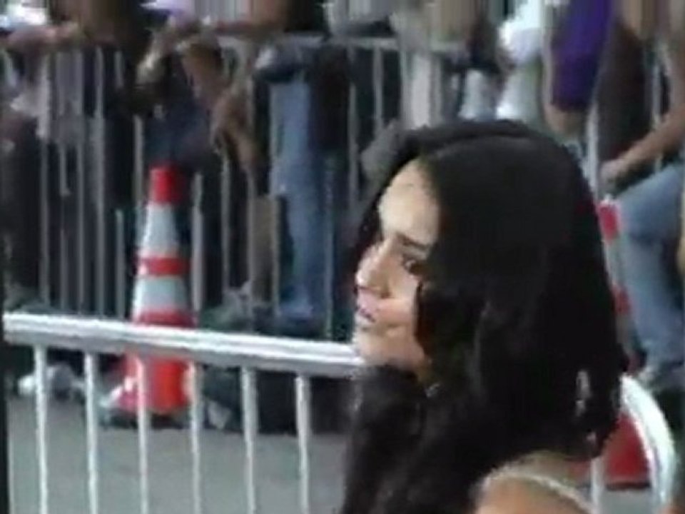 Exklusiv: Hudgens an der Trommel