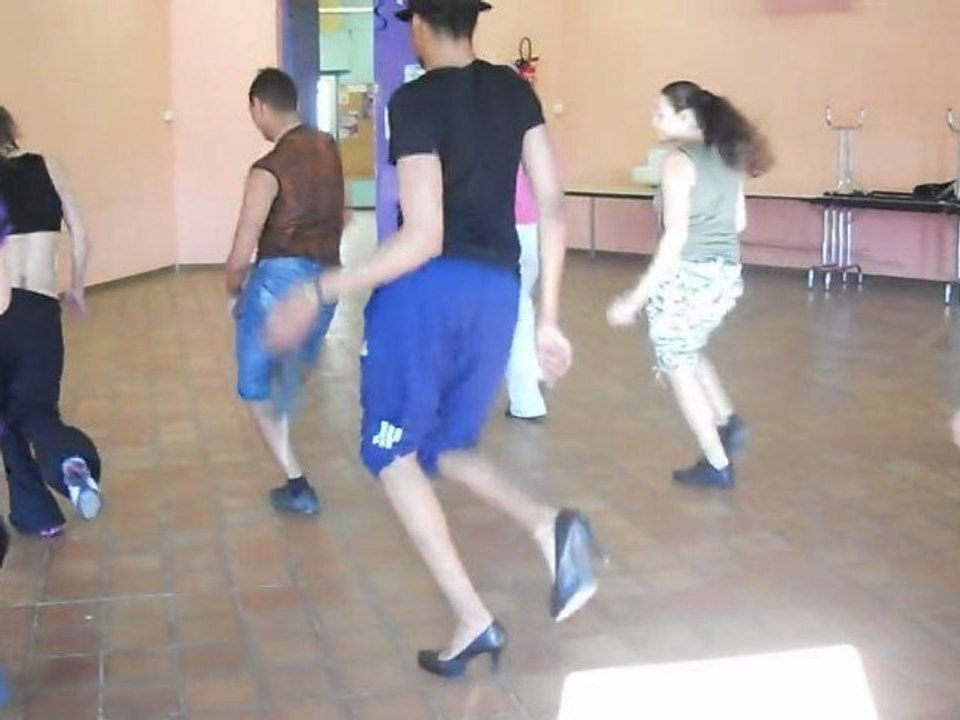 After répète "kuduro"