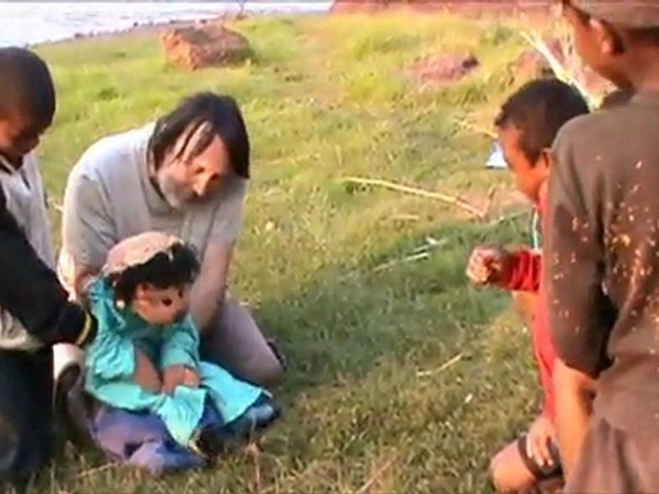 Rakoto fait connaissance avec les enfants de pêcheurs