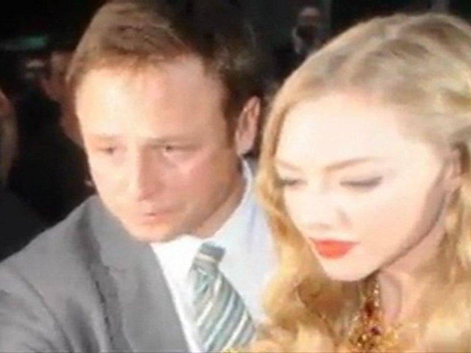 Amanda Seyfried and Ryan Phillippe Toast Their Romance in London