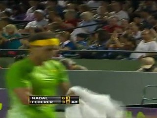 Nadal se exhibe ante Federer y luchará por el título contra Djokovic