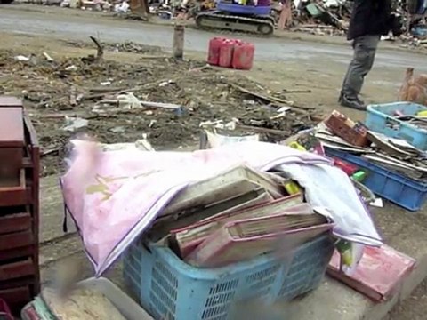 Japon: des soldats japonais observent une minute de silence