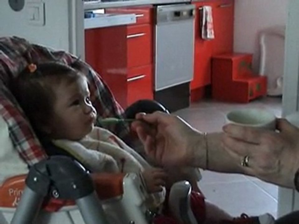 Charlotte prend son goûter avec mamie