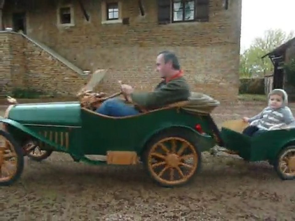 Matis en voiture à pédales