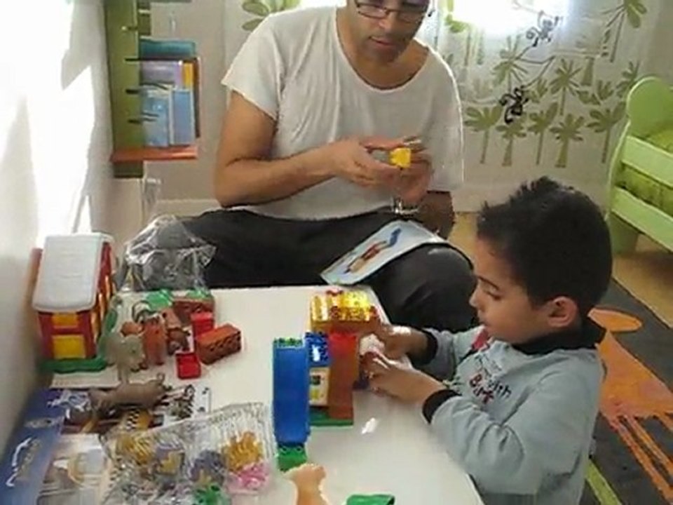 Yanis découvre le cadeau de...