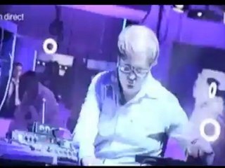 Zombie-Zombie - Halloween {John Carpenter} (live on French TV)