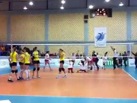 Λήξη του τελικού και πανηγυρισμοί από τις παίκτριες του Ολυμπιακού