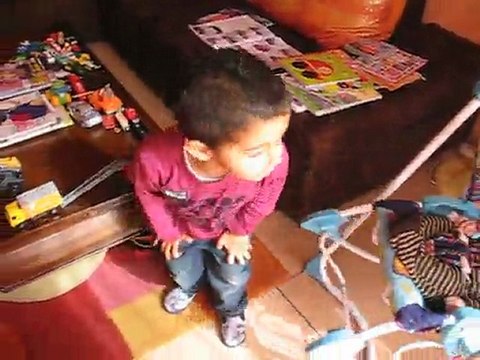 Yanis pousse son petit frère dans la balancelle