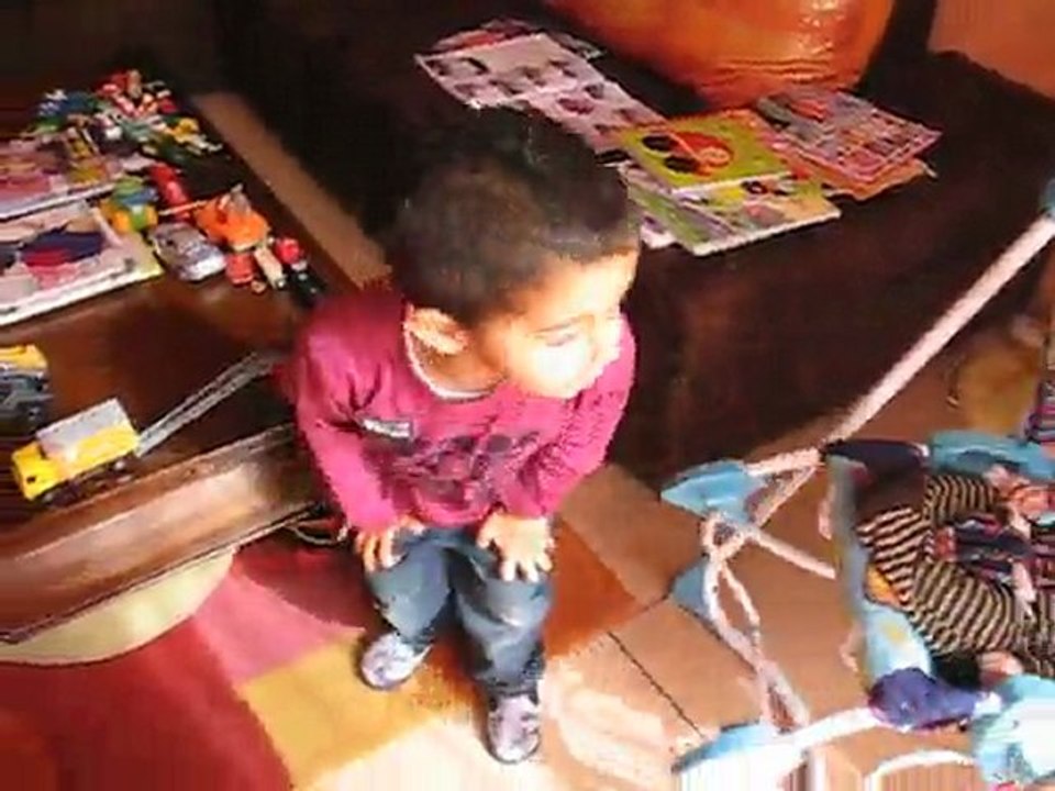 Yanis pousse son petit frère dans la balancelle