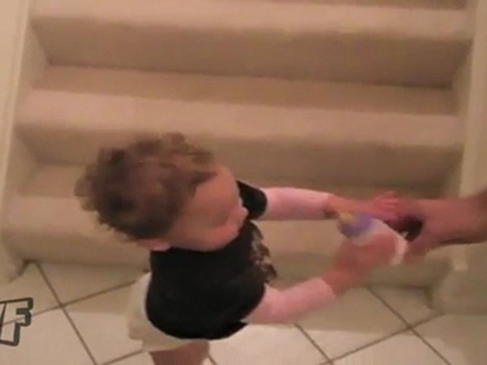 bébé descend l'escalier à plat ventre