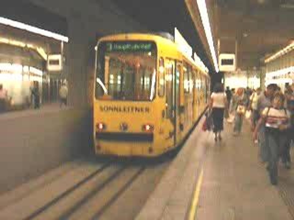 GTW 44 fährt in die Südschleife ein