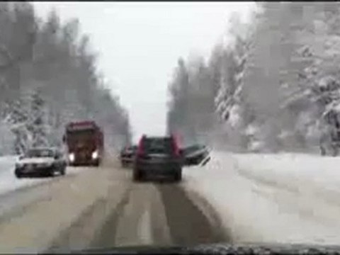 0192 - Un camion frôle de peu le caméraman