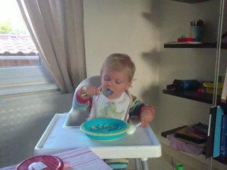 antonin mange seul.MP4