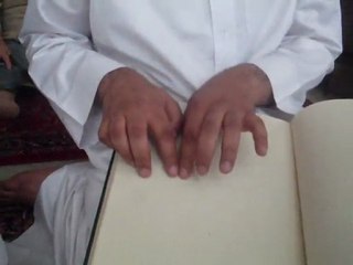 Kabartma Yazı ile Kabe Karşısında Kuran Okuyan Âmâ