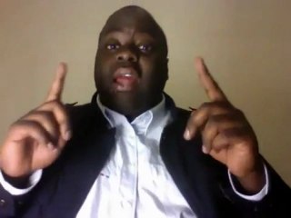 Lorsque Mamadou le policier patrouille on entend Poulet Poulet !