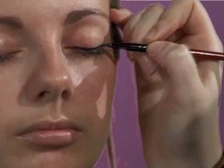 How To Put Eyeliner On Top Lid