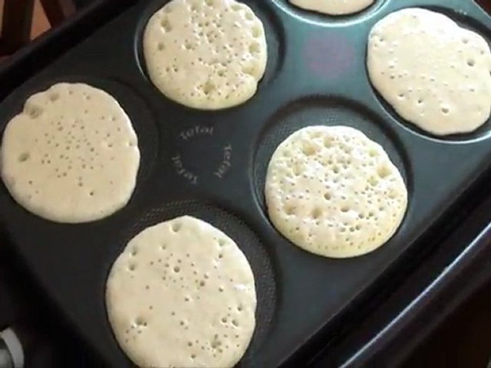 Baghrir: Les crêpes mille trous, sauce au miel