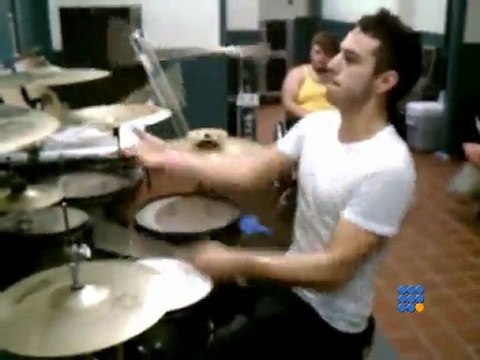 Batterie jogglage avec 3 baguettes - Drums juggling 3 sticks