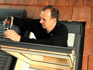 Pose d'un volet roulant solaire VELUX Nouvelle génération