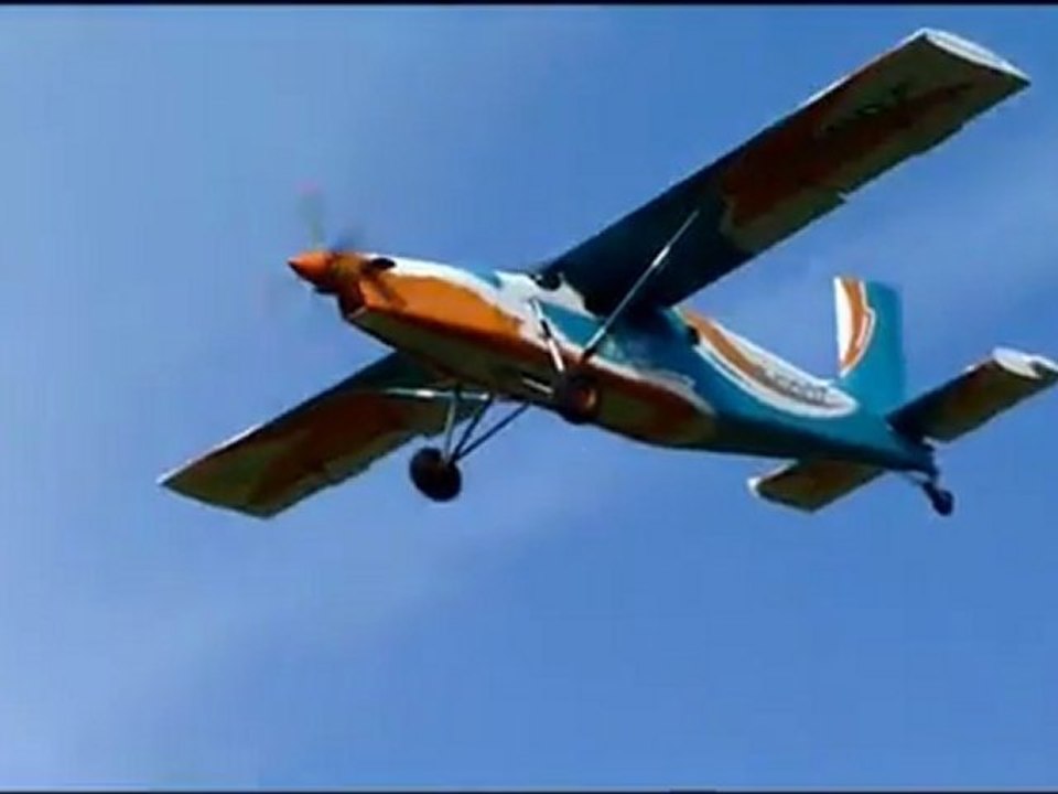 Landing - Robin - DA 42 - Pilatus PC 6 - Clermont-Fd Auvergne airport - With ATC - in HD