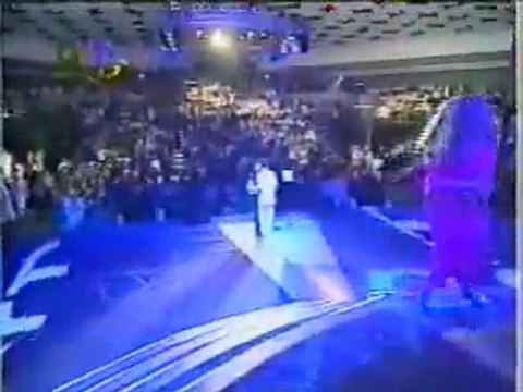 تقديم الفنانه رغده للقيصر كاظم الساهر حفلة دبي 97