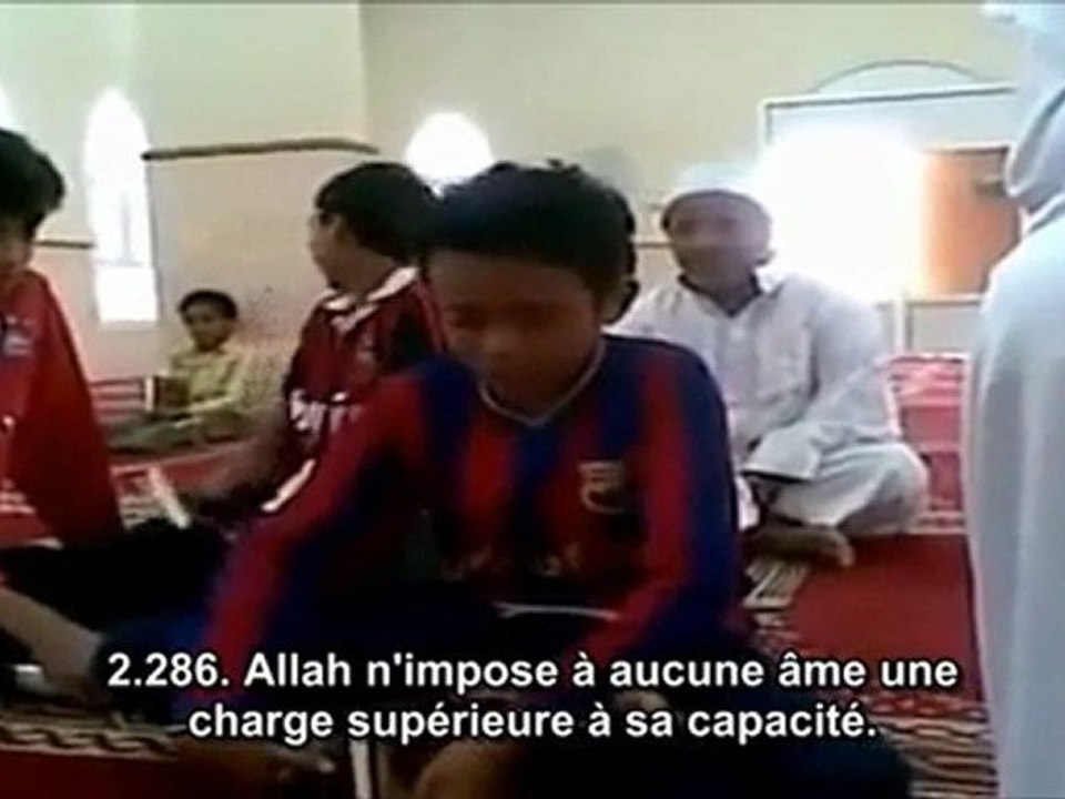 Un garçon pleure en recitant le coran
