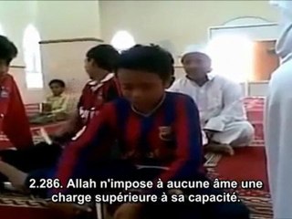 Un garçon pleure en recitant le coran