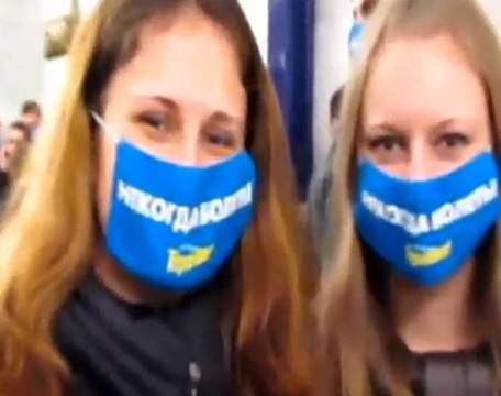 Тысячи людей в масках спустились в метро!