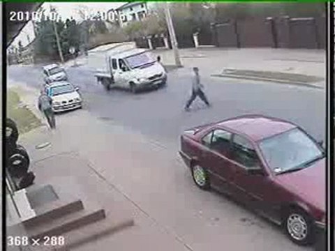 0197 - Un camion frôle un piéton