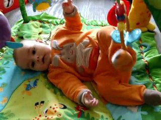 Grégoire sur le tapis d'éveil, 15/04/2011