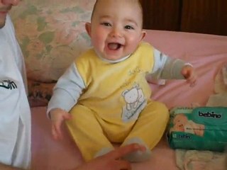 Nathan découvre son orteil à travers un trou dans son pyjama