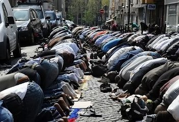 Guéant ne fléchit pas sur les prières dans la rue