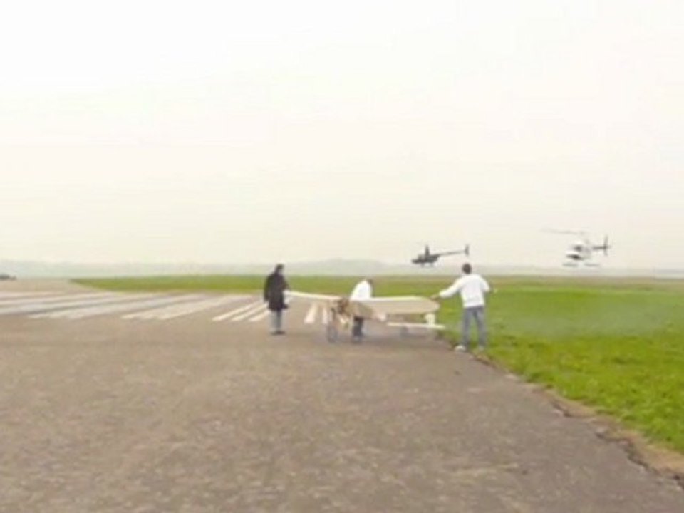Décollage d'un modèle réduit du Blériot XI de l'aérodrome de Saint-Inglevert (Pas-de-Calais)