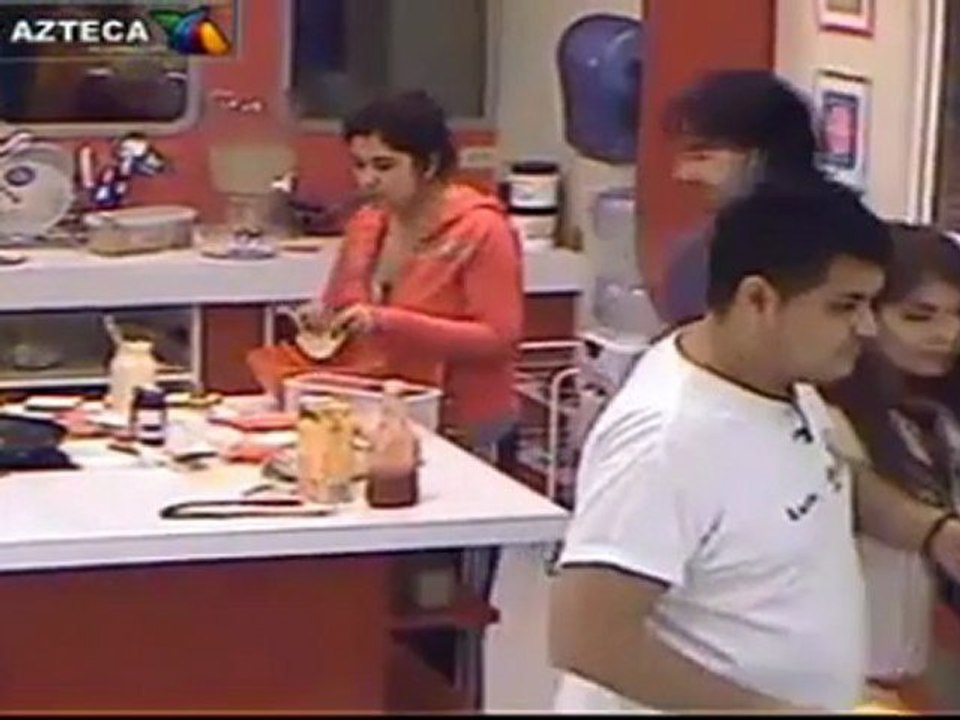 Esme y Johnny besos Esme amarada a Luis jaaj