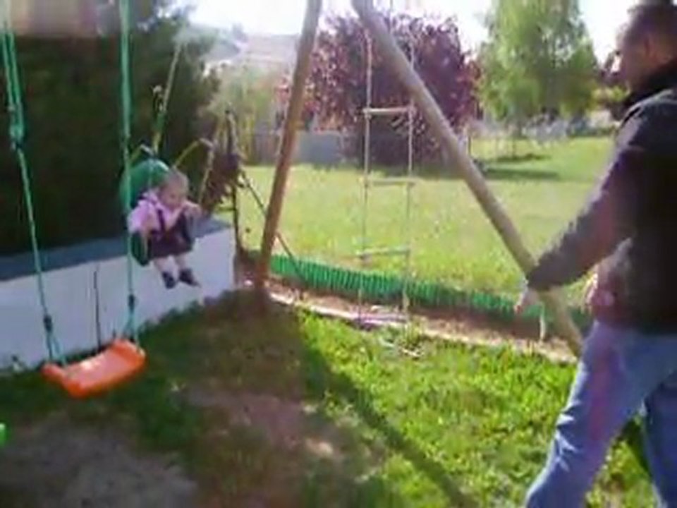 Ma ptite louloute qui s eclate à la balancoire avec papa