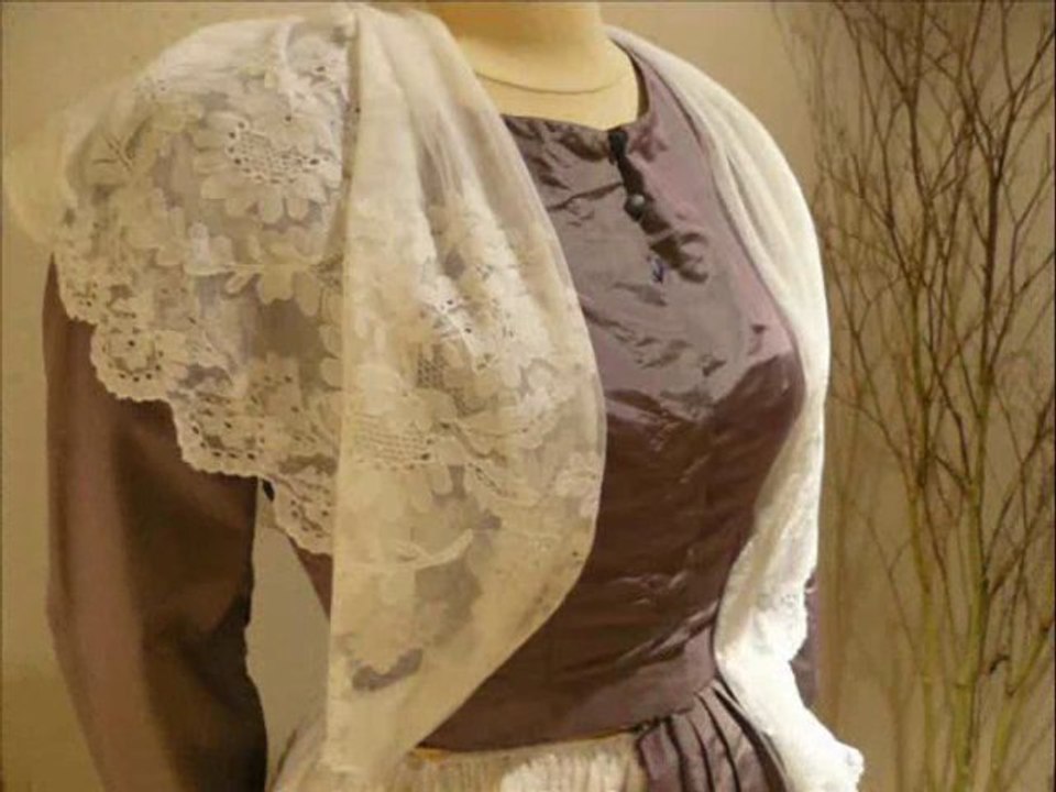 Savoir faire autour du Costume Comtadin Réalisation Leïla Estellon Exposition D'Anne Laberinto à Carpentras