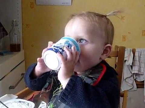 fanny mange et boit toute seule