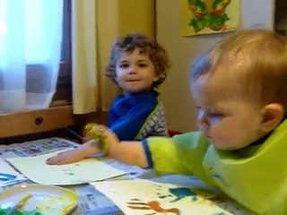 les enfants font de la peinture