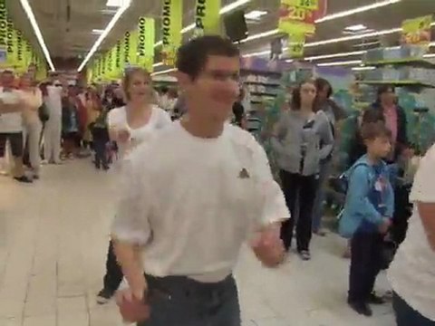 9 avril 2011 : flash mob à Auchan Cambrai dans le cadre des 50 ans de l'hypermarché