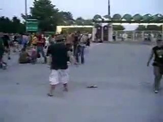 0252 - Mec bourré galère avec sa tong