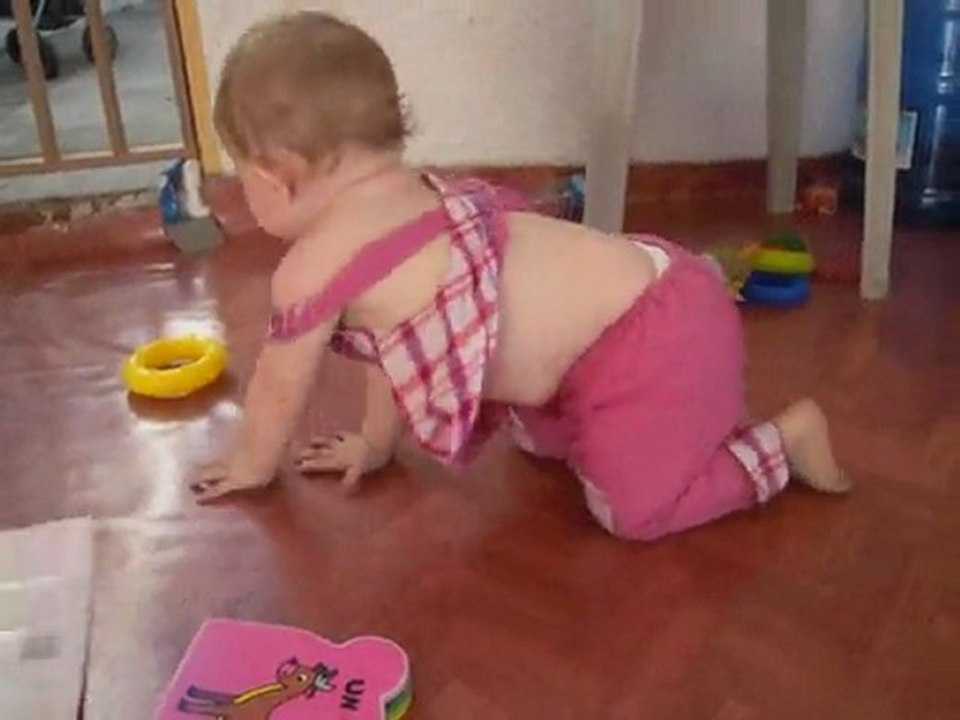 Théoline joue dehors