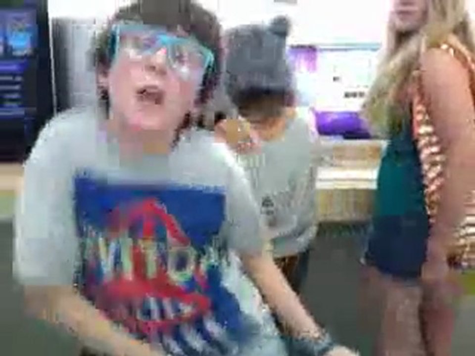 kind tanzt durch appstore