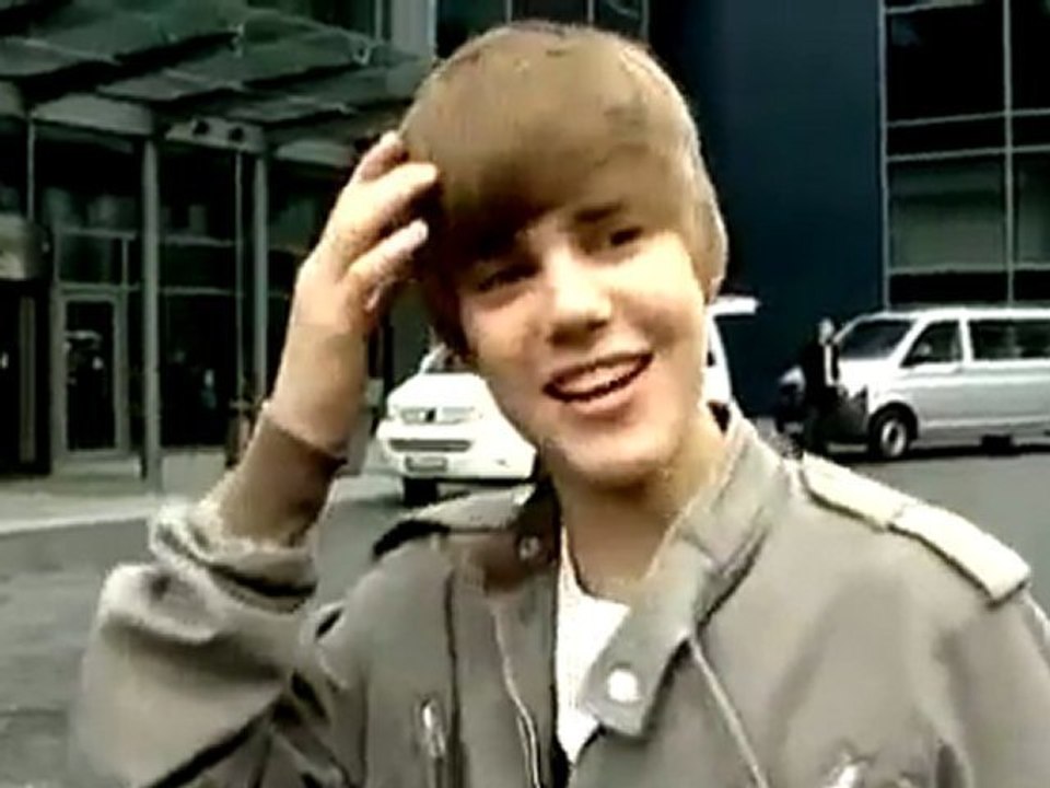 Justin Bieber rennt gegen Glasscheibe